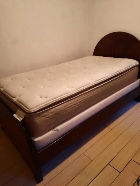 $ 490:Room with private bath: 7 min walk to baseline transit stn