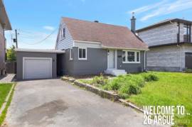 Renovated 3 Bed + Den Home in Nepean - For Rent