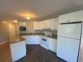 U7 - Spacious 2-bedroom apartment with a kitchen island