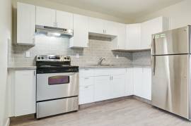 Modern Clean 3 Bedroom Townhome Close to Schools