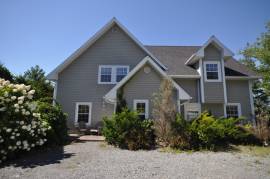 21-026 Minutes to Bayers Lake, lovely country setting on Lake