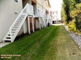 GREAT 3 BED, 2.5 BATH, 2 STOREY END UNIT TOWNHOUSE, W/ AN ATTACH