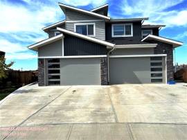 BEAUTIFUL 3 BED, 2.5 BATH, 2 STOREY DUPLEX, W/ ATTACHED DBL GARA