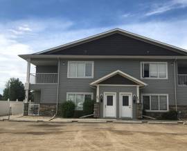 Beautiful 2 bedroom condo available now!