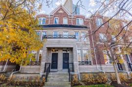 Newly renovated Townhouse- Steps to highpark & lake!
