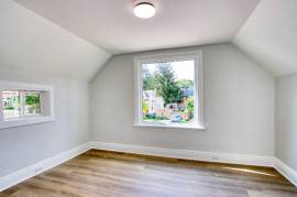 Newly Renovated 1 Bedroom + Den / Oct 1st