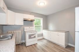 **RENOVATED** 3 BEDROOM + DEN UNIT IN DOWNTOWN ST. CATHARINES!!