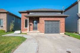 **NEWLY RENOVATED** BEAUTIFUL 2 BEDROOM MAIN UNIT IN WELLAND!!