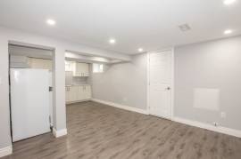 **BEAUTIFUL** 2 BEDROOM LOWER UNIT IN THE NORTH END!!