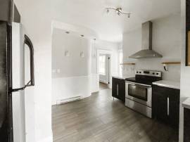 Large 3 Bedroom Apartment Downtown