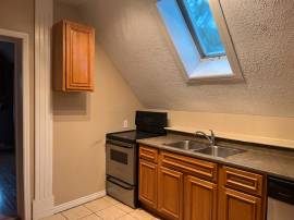 2 BED TOP FLOOR APT IN TRIPLEX - CLOSE TO MALL & UNB - AVAIL NOV