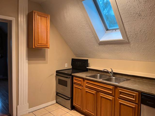 2 BED TOP FLOOR APT IN TRIPLEX - CLOSE TO MALL & UNB - AVAIL NOV