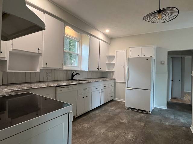 FRESHLY RENOVATED 2 BED MAIN LEVEL HOME - AVAIL NOV 1ST