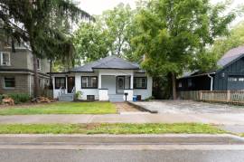 For Rent: 2-Bed 1 Bath House on Main Floor In Aurora (Yonge/Wel)