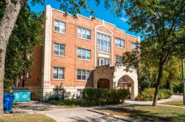 271 Wellington Cres- Royal Crest-2 Bedroom