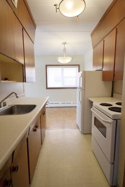 $500 SIGNING BONUS on a Bachelor - steps from Polo Park!