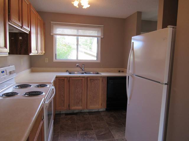 Family Friendly 2 Bedroom Townhouse- Available Immediately!